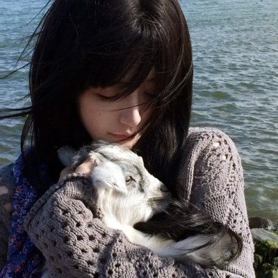 隔楼女孩：我们之间的层距海报